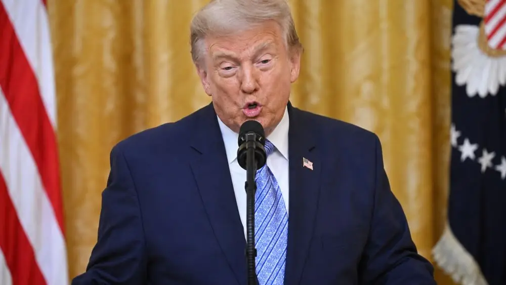 Tổng thống Trump cáo buộc Trung Quốc can thiệp bầu cử Mỹ năm 2020, trong khi Bắc Kinh bác bỏ và dư luận tiếp tục tranh cãi
