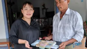 Người đàn ông nhặt được gần 75 triệu đồng và máy tính xách tay đã chủ động trình báo công an, trao trả người đánh rơi và từ chối nhận hậu tạ.