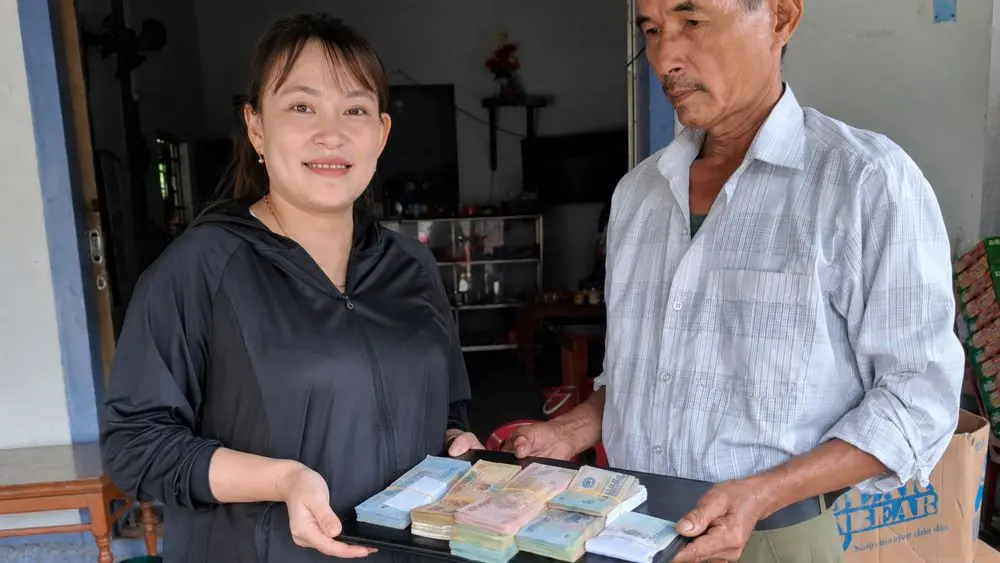 Người đàn ông nhặt được gần 75 triệu đồng và máy tính xách tay đã chủ động trình báo công an, trao trả người đánh rơi và từ chối nhận hậu tạ.