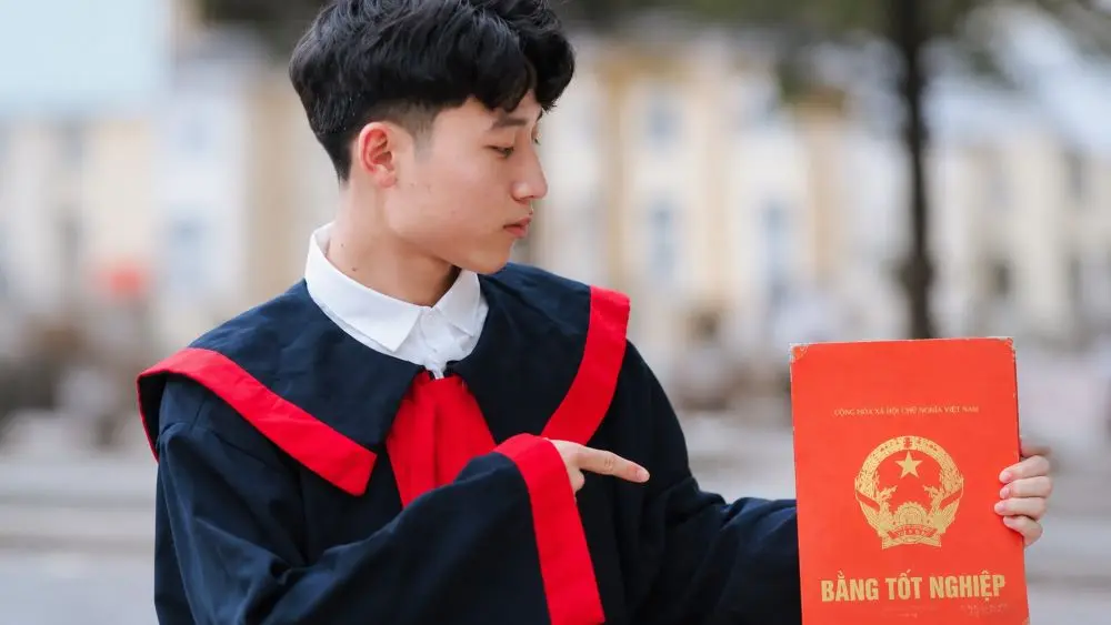 Cậu bé mồ côi vượt lên nghịch cảnh bằng ý chí và khát vọng học tập, truyền cảm hứng về nghị lực viết nên tương lai.