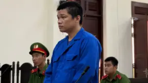Cha hành hạ con 7 tuổi vì bán vé số không đủ tiền lĩnh bị tuyên 3 năm tù. Vụ án gióng lên hồi chuông về bảo vệ trẻ em.