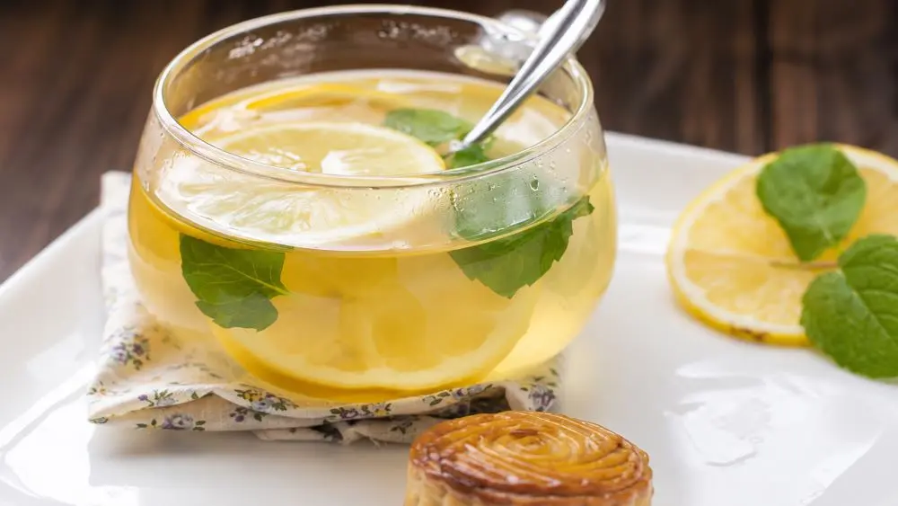 Uống nước chanh mật ong buổi sáng có thật sự giúp thải độc, giảm cân? Chuyên gia chỉ ra những lợi ích và hiểu đúng để sử dụng an toàn.