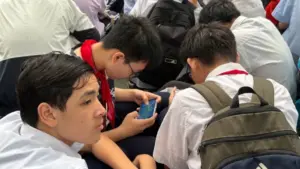 Bạo lực học đường từ mâu thuẫn trên mạng khiến nhiều chuyên gia đề xuất siết quản lý trẻ dưới 16 tuổi sử dụng mạng xã hội.
