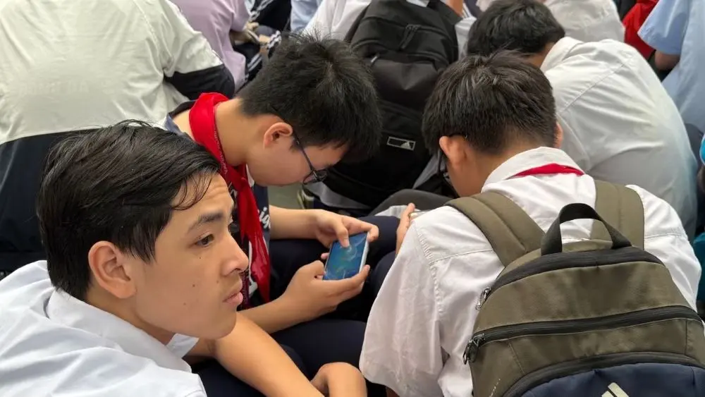 Bạo lực học đường từ mâu thuẫn trên mạng khiến nhiều chuyên gia đề xuất siết quản lý trẻ dưới 16 tuổi sử dụng mạng xã hội.