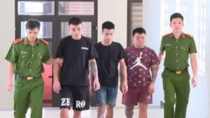 Công an Thanh Hóa bắt giữ 3 đối tượng dùng chiêu va quệt xe để cưỡng đoạt tài sản, điều tra 2 vụ chiếm đoạt 9,5 triệu đồng.
