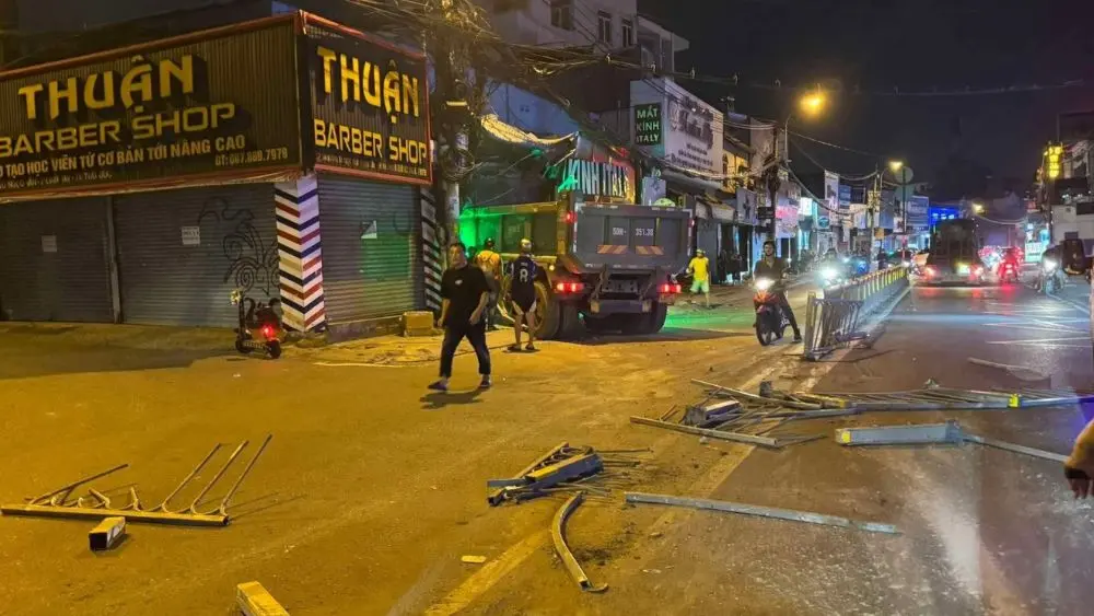 Xe ben tông sập cửa hàng mắt kính ở TP.HCM khiến 4 người mắc kẹt, may mắn thoát nạn; công an đang điều tra nguyên nhân vụ tai nạn.