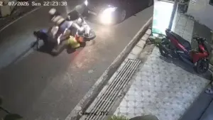 Công an Hải Phòng triệu tập tài xế ô tô lấn làn tông xe máy chở 4 người rồi rời khỏi hiện trường, tiếp tục điều tra làm rõ vụ việc.