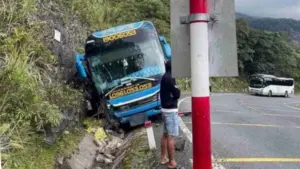 Tai nạn xe khách trên đèo Khánh Lê khiến 5 hành khách bị thương, lực lượng chức năng nhanh chóng cứu hộ và điều tra nguyên nhân.