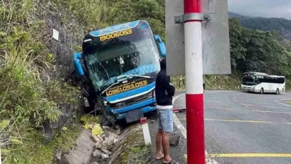 Tai nạn xe khách trên đèo Khánh Lê khiến 5 hành khách bị thương, lực lượng chức năng nhanh chóng cứu hộ và điều tra nguyên nhân.