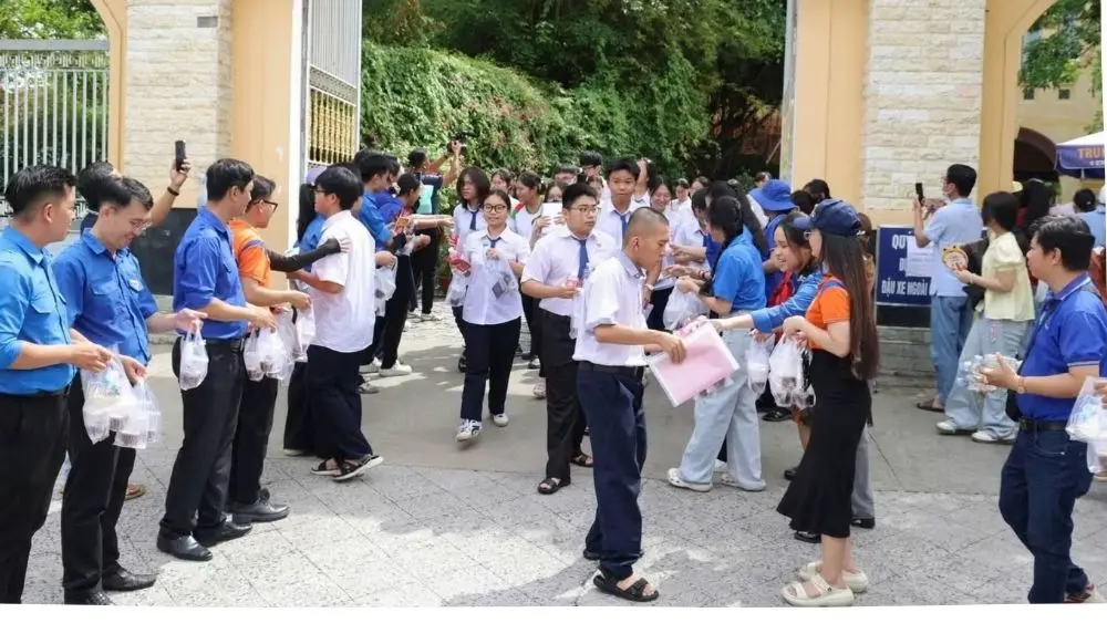 Học sinh dự thi tốt nghiệp THPT tại Cần Thơ, minh họa bài viết về đề xuất tách mục tiêu kỳ thi để giảm áp lực tuyển sinh.