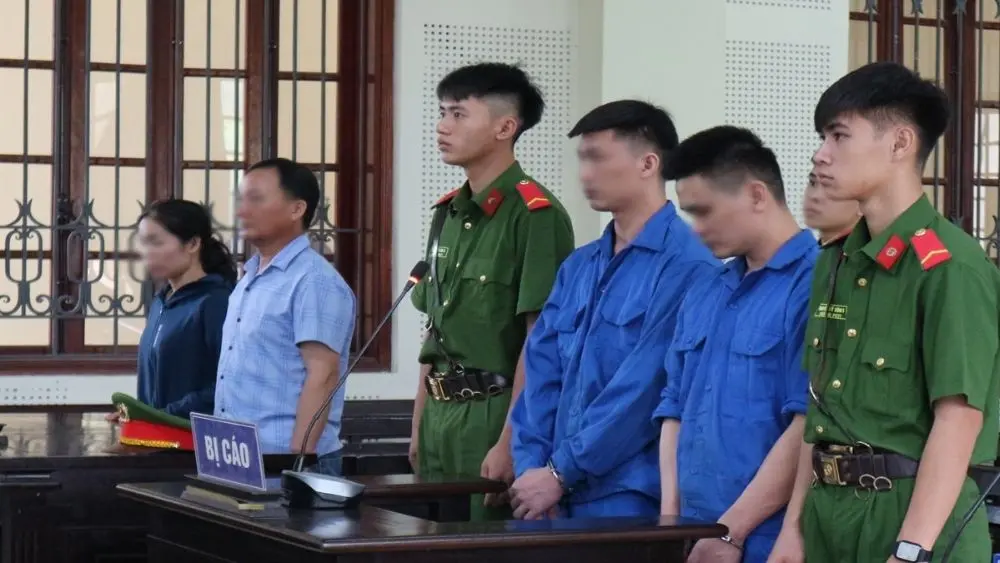 Vụ lừa đảo ô tô tại Nghệ An: Hai bị cáo lĩnh 14 năm tù sau khi làm giả giấy tờ xe để cầm cố, chiếm đoạt hàng tỷ đồng.