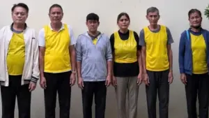 Nhóm người Philippines dàn cảnh đánh bài lừa khách du lịch nước ngoài tại TP HCM, thực hiện 18 vụ, chiếm đoạt khoảng 10.000 USD.