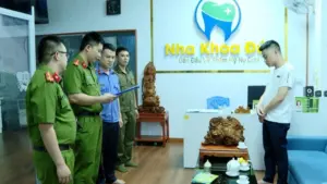 Khởi tố bác sĩ giả Hoàng Trọng Nguyên vì giả danh khám chữa bệnh nha khoa, bị điều tra hành vi lừa dối khách hàng.