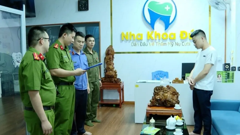 Khởi tố bác sĩ giả Hoàng Trọng Nguyên vì giả danh khám chữa bệnh nha khoa, bị điều tra hành vi lừa dối khách hàng.