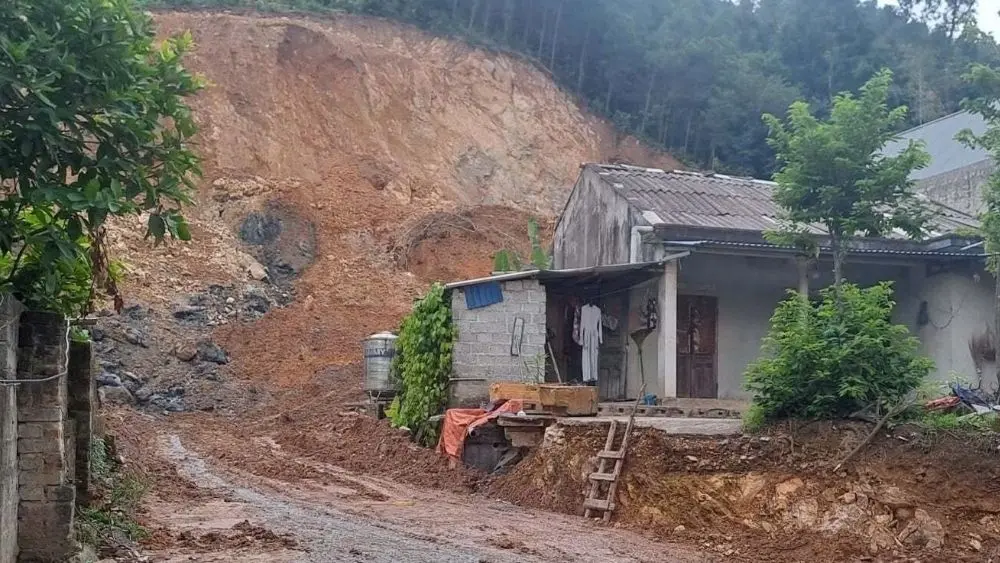 Sạt lở sau mưa lớn ở Thái Nguyên khiến nhiều hộ dân phải di dời, chính quyền khẩn trương triển khai các biện pháp bảo đảm an toàn.