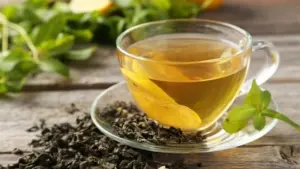 Uống trà xanh mỗi ngày có thể hỗ trợ sức khỏe gan, cải thiện men gan và giảm nguy cơ gan nhiễm mỡ nhờ hợp chất chống oxy hóa EGCG.