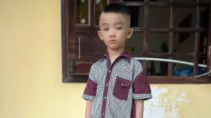 Bé trai 6 tuổi bị bỏ lại trước cổng chùa cùng lá thư viết tay của người bí ẩn, sự việc khiến nhiều người xót xa và chờ đợi thông tin mới.