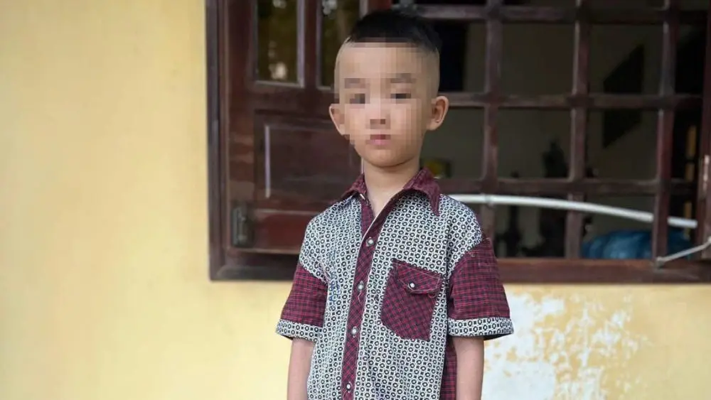 Bé trai 6 tuổi bị bỏ lại trước cổng chùa cùng lá thư viết tay của người bí ẩn, sự việc khiến nhiều người xót xa và chờ đợi thông tin mới.
