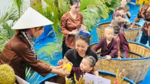 Học sinh mầm non tại Hải Phòng hào hứng trải nghiệm không gian miền Tây sông nước ngay trong khuôn viên trường học.