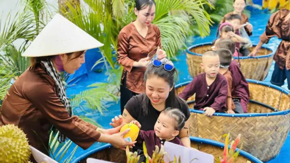 Học sinh mầm non tại Hải Phòng hào hứng trải nghiệm không gian miền Tây sông nước ngay trong khuôn viên trường học.