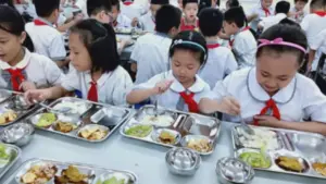 Hà Nội sẽ huy động phụ huynh giám sát bữa ăn bán trú của học sinh nhằm tăng minh bạch, bảo đảm an toàn thực phẩm trong trường học.