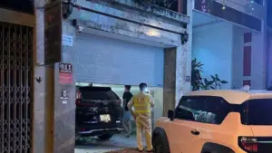 Ô tô lao lên vỉa hè khiến 2 người bị thương ở Lào Cai rồi rời hiện trường, CSGT nhanh chóng xác định chủ phương tiện để điều tra.