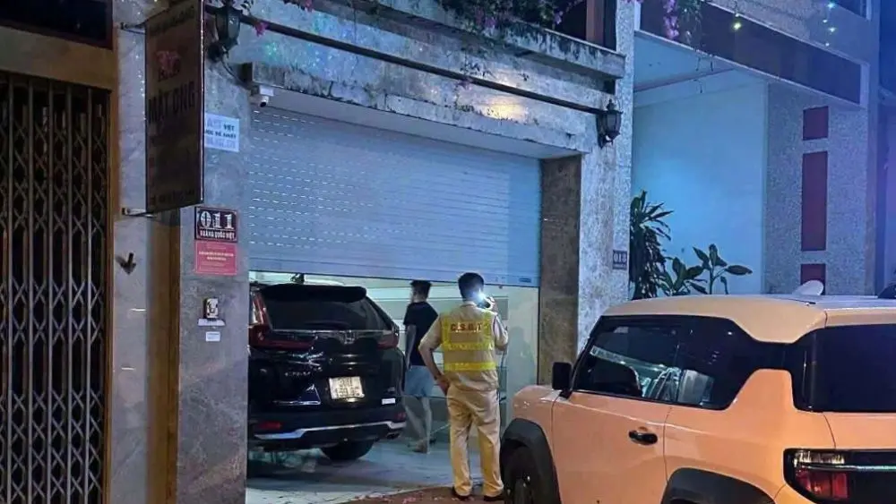 Ô tô lao lên vỉa hè khiến 2 người bị thương ở Lào Cai rồi rời hiện trường, CSGT nhanh chóng xác định chủ phương tiện để điều tra.