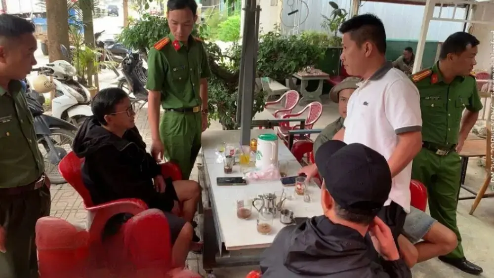 Công an xã Ka Đô kiểm tra quán cà phê Chợt Nhớ, phát hiện giao dịch 149 triệu đồng, mời 12 người lên làm việc. Xem diễn biến vụ việc.