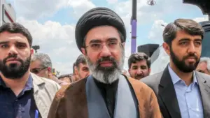 Dấu hỏi về sự xuất hiện của tân lãnh tụ tối cao Iran trước lễ tang người cha quá cố khiến dư luận quốc tế tiếp tục theo dõi sát diễn biến.