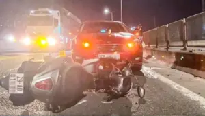 Xe máy đi ngược chiều trên đường Vành đai 3 trên cao ở Hà Nội tông trực diện ô tô. Xem diễn biến vụ việc và cảnh báo an toàn giao thông.