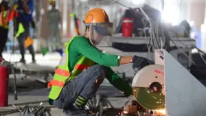 Doanh nghiệp khát công nhân tay nghề cao trong khi hàng nghìn cử nhân tìm việc, phản ánh nghịch lý cung - cầu lao động hiện nay.