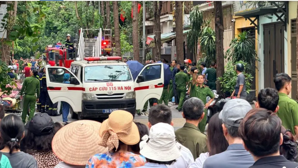 Cháy biệt thự ở Hà Nội khiến nhiều người mắc kẹt, nhân chứng kể lại khoảnh khắc nạn nhân bị bỏng lao ra kêu cứu. Xem diễn biến vụ việc.