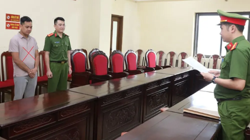 Cảnh sát triệt phá đường dây làm giả 16.000 sản phẩm tuồn hàng ở nhiều địa phương, khởi tố đối tượng liên quan.