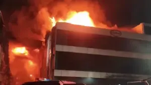 Cháy nhà kho tại khu công nghiệp ở Thanh Hóa bùng phát dữ dội, lực lượng chức năng khẩn trương khống chế đám cháy.