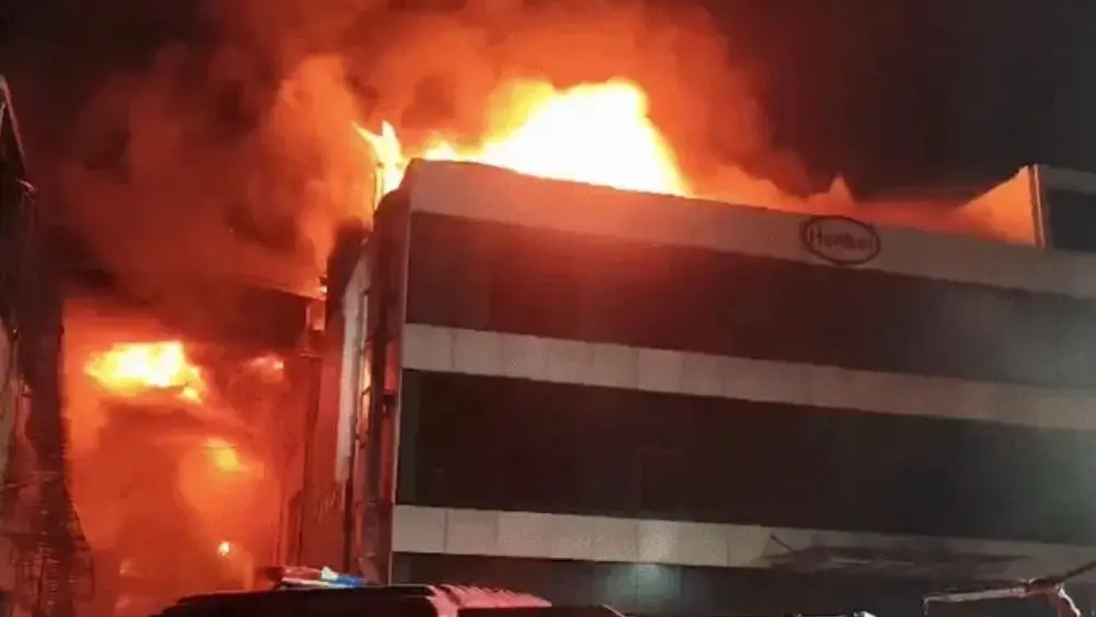 Cháy nhà kho tại khu công nghiệp ở Thanh Hóa bùng phát dữ dội, lực lượng chức năng khẩn trương khống chế đám cháy.