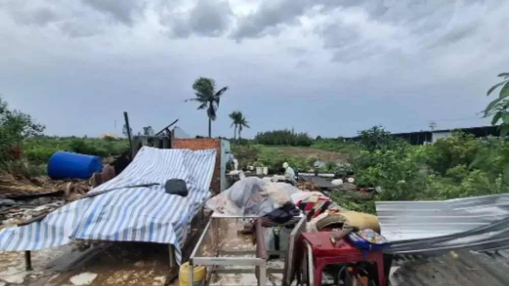 Lốc xoáy hất văng bé gái 11 tuổi, nhiều ngôi nhà bị san phẳng sau thiên tai. Cập nhật diễn biến và thiệt hại mới nhất.