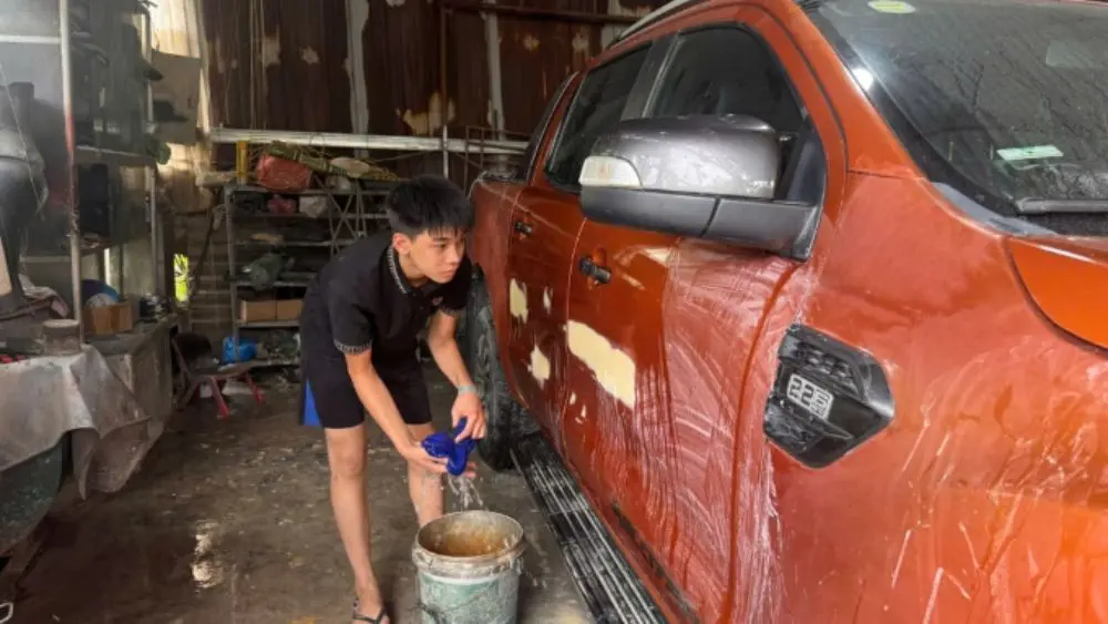 Cậu bé mồ côi cả cha lẫn mẹ tranh thủ làm hè để mua sách vở và thẻ BHYT cho năm học mới. Xem câu chuyện đầy nghị lực.