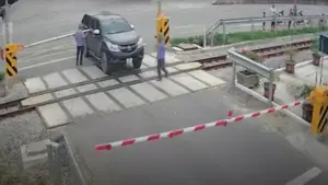 Tài xế bị phạt 19 triệu đồng vì định vượt gác chắn khi tàu sắp qua. Xem mức xử phạt và quy định an toàn đường sắt.