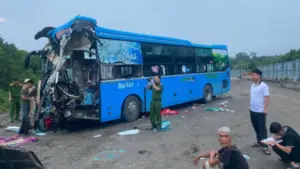 Tai nạn giữa xe khách và xe tải trên cao tốc Nội Bài - Lào Cai làm một tài xế tử vong, 5 người bị thương. Xem diễn biến vụ việc.