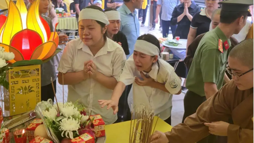 Vụ tai nạn trên cao tốc Pháp Vân - Cầu Giẽ khiến 4 gia đình hàng xóm cùng chịu tang, để lại nỗi đau xót sau chuyến đi dang dở.