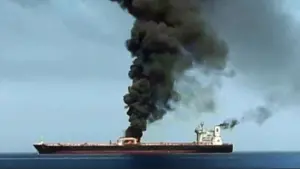 Hai tàu dầu bốc cháy gần eo biển Hormuz sau khi đâm trúng bãi thủy lôi. Cập nhật diễn biến mới và tác động đến hàng hải.