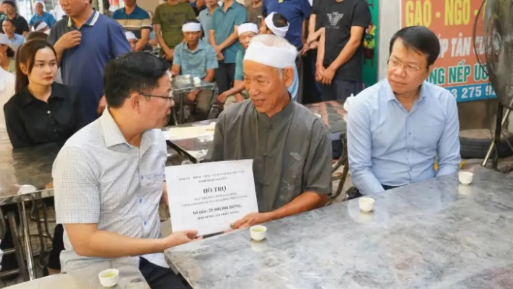 Lãnh đạo tỉnh Thái Nguyên thăm hỏi, hỗ trợ các gia đình nạn nhân vụ lật xe khách trên cao tốc, chia sẻ mất mát sau tai nạn.