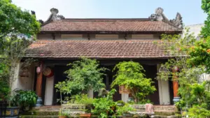 Khám phá ngôi nhà cổ hơn 200 năm ở Tây Mỗ, Hà Nội với không gian thờ tự truyền thống được nhiều thế hệ gìn giữ nguyên vẹn.