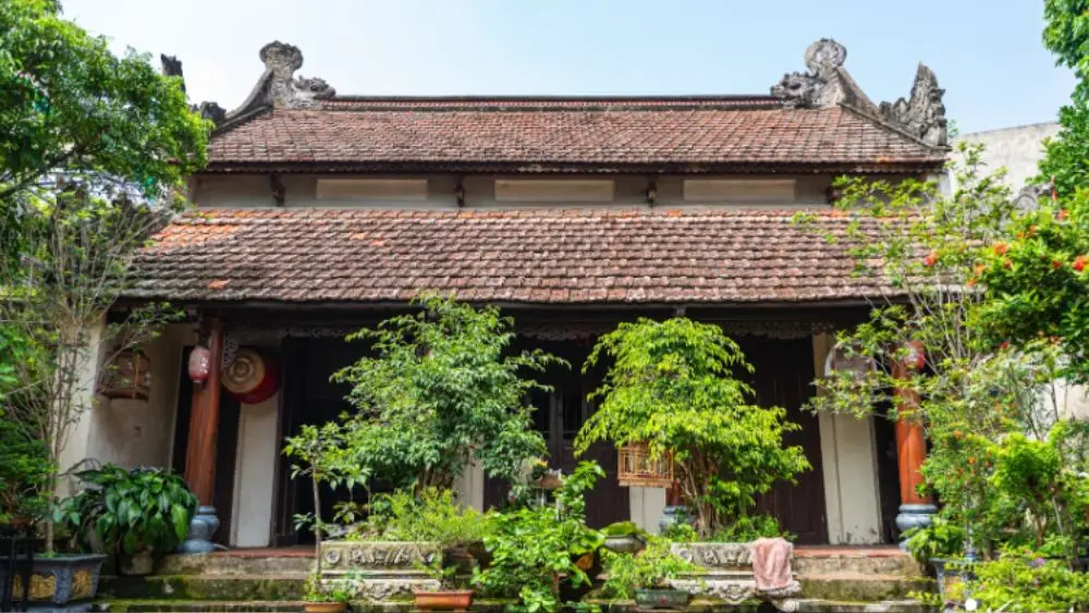 Khám phá ngôi nhà cổ hơn 200 năm ở Tây Mỗ, Hà Nội với không gian thờ tự truyền thống được nhiều thế hệ gìn giữ nguyên vẹn.