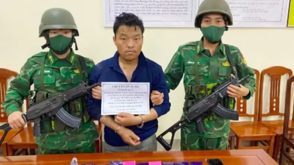 Bộ đội Biên phòng bắt đối tượng vận chuyển ma túy sau khi lao xe vào tổ đánh án. Cập nhật diễn biến và tang vật vụ án.