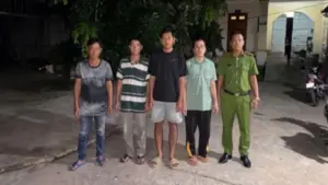 Công an điều tra giao dịch chuyển khoản 26,7 triệu đồng tại một quán cà phê, 4 người đàn ông bị bắt tạm giam để phục vụ điều tra.