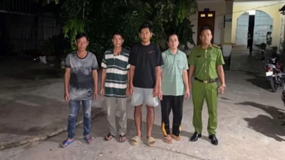 Công an điều tra giao dịch chuyển khoản 26,7 triệu đồng tại một quán cà phê, 4 người đàn ông bị bắt tạm giam để phục vụ điều tra.