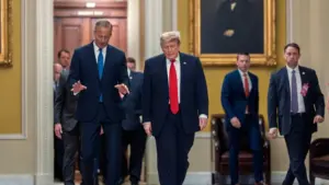 Đảng Dân chủ tìm cách gắn trách nhiệm chiến dịch Iran với ông Trump, làm nóng tranh cãi chính trị tại Mỹ.