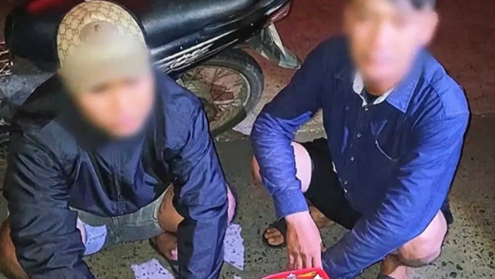 An Giang xử phạt hai người phát tờ rơi quảng cáo cho vay tiền góp, thu giữ hơn 2.000 tờ rơi vi phạm trên địa bàn.