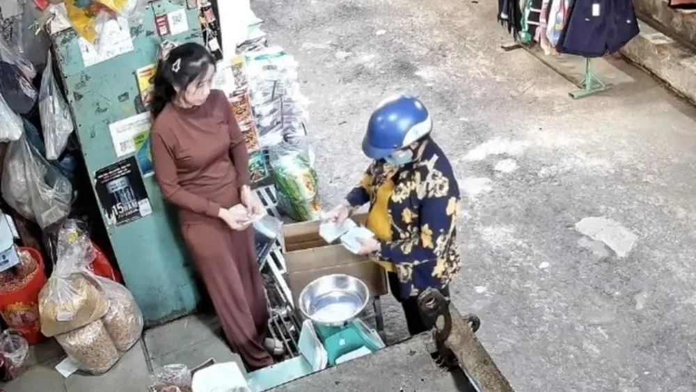 Người phụ nữ trở lại chợ Phú Giáo trả khoản nợ 500.000 đồng sau nhiều năm, nhưng xúc động khi biết chủ tiệm đã qua đời.